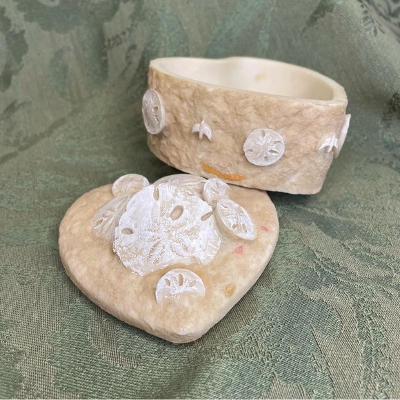 Sand dollar vintage trinket box; coastal, nautical heart shaped shell box. - Picture 4 of 10